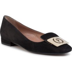 Półbuty POLLINI - SA11021C08TA0000 Cam.Nero. Czarne półbuty damskie Pollini, z aplikacjami, ze skóry. W wyprzedaży za 649,00 zł.