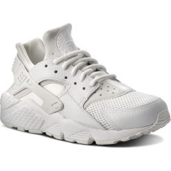 Buty NIKE - Air Huarache Run Se 859429 101 Summit White/Summit White. Białe buty sportowe damskie Nike, na co dzień, bez wzorów, ze skóry ekologicznej, bez obcasa, na płaskiej podeszwie, bez zapięcia. W wyprzedaży za 449,00 zł.