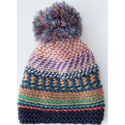 Kolorowa czapka z pomponem. Zielone czapki damskie Pull&Bear, bez wzorów. Za 49,90 zł.