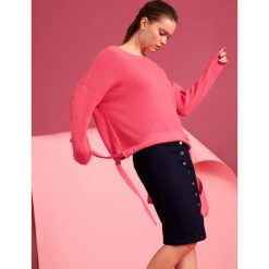 Oversizowy sweter z wiązaniem. Różowe swetry damskie Top Secret, na lato, bez wzorów, z dzianiny, bez rękawów, bez kaptura. Za 79,99 zł.