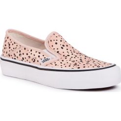 Tenisówki VANS - Slip-On Sf VN0A3MVDWOL1 (Leila Hurst) Tiny Animal. Różowe półbuty damskie Vans, bez wzorów, z gumy, bez obcasa, na płaskiej podeszwie, bez zapięcia. Za 299,00 zł.