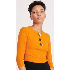 Bluzka z dekoracyjnymi guzikami - Żółty. Żółte bluzki damskie Reserved, xl, bez wzorów, bez kołnierzyka, bez rękawów. W wyprzedaży za 19,99 zł.