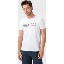 Tommy Hilfiger Koszulka Biały. Białe podkoszulki męskie TOMMY HILFIGER, xl, z nadrukiem, z bawełny, bez kołnierzyka, krótkie. Za 135,95 zł.