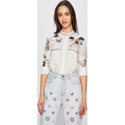 Desigual - Koszula. Białe bluzki damskie Desigual, na co dzień, s, z nadrukiem, z wiskozy, casualowe, ze stójką, z długim rękawem. Za 349,90 zł.