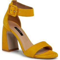 Sandały GINO ROSSI - DNK208 Yellow. Żółte klapki damskie Gino Rossi, bez wzorów, ze skóry, bez obcasa, na obcasie. Za 299,99 zł.