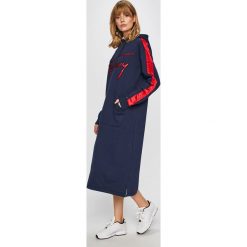 Tommy Jeans - Sukienka. Niebieskie sukienki damskie Tommy Jeans, na co dzień, s, z aplikacjami, z bawełny, casualowe, z kapturem, bez rękawów, mini, proste. Za 649,90 zł.
