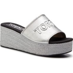 Klapki TOMMY JEANS - Shiny Metallic Flatform Mule EN0EN00546 Silver 000. Szare klapki damskie Tommy Jeans, bez wzorów, z jeansu, bez obcasa, na obcasie. Za 359,00 zł.