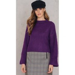 Swetry klasyczne damskie: NA-KD Trend Krótki sweter z puchatej dzianiny – Purple