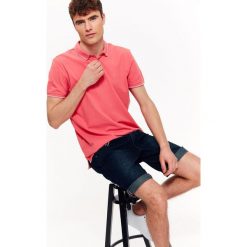 T-SHIRT POLO MĘSKI Z GŁADKIEJ DZIANINY. Szare koszulki polo marki Top Secret, na jesień, m, z dzianiny, z krótkim rękawem. Za 29,99 zł.