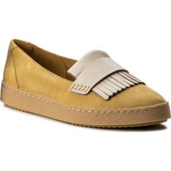 Półbuty CLARKS - Lillia Lottie 261308334 Yellow Suede. Żółte półbuty damskie skórzane Clarks, na płaskiej podeszwie. W wyprzedaży za 249,00 zł.