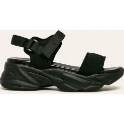 Steve Madden - Sandały. Czarne klapki damskie Steve Madden, bez wzorów, z gumy, bez obcasa, na obcasie. W wyprzedaży za 369,90 zł.