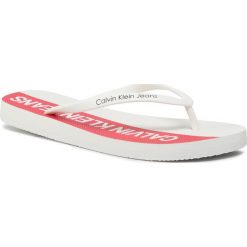 Japonki CALVIN KLEIN JEANS - Dori R7783 Multi/White. Białe klapki damskie Calvin Klein Jeans, bez wzorów, z jeansu, bez obcasa. W wyprzedaży za 69,00 zł.