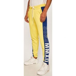 Only & Sons - Spodnie. Żółte spodnie męskie m, z nadrukiem, z bawełny, casualowe. W wyprzedaży za 79,90 zł.