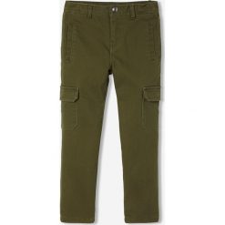 Bojówki w kolorze khaki. Brązowe spodnie niemowlęce Vertbaudet Boys & Co., w paski. W wyprzedaży za 42,95 zł.