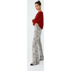 Spodnie piżamowe w wężowy wzór. Szare piżamy damskie Pull&Bear, bez wzorów, bez rękawów. Za 109,00 zł.
