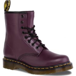Glany DR. MARTENS - 1460 10072501/11821500 Purple. Fioletowe glany damskie Dr. Martens, ze skóry, bez obcasa, bez zapięcia. W wyprzedaży za 479,00 zł.