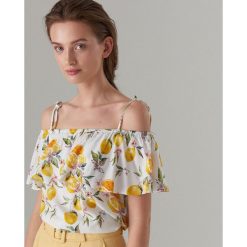 Bluzka open shoulder we wzory - Biały. Białe bluzki damskie Mohito, bez wzorów, bez kołnierzyka, bez rękawów. W wyprzedaży za 29,99 zł.