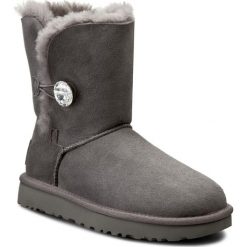 Buty UGG - W Bailey Button Bling 1016553 W/Grey. Szare kozaki damskie Ugg, ze skóry, eleganckie. W wyprzedaży za 819,00 zł.