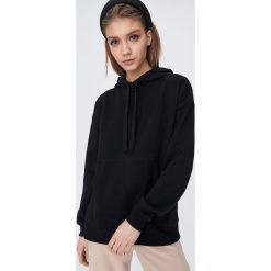 Bluza basic z kieszenią - Czarny. Czarne bluzy damskie Sinsay, s, bez wzorów, bez rękawów, bez kaptura. Za 49,99 zł.