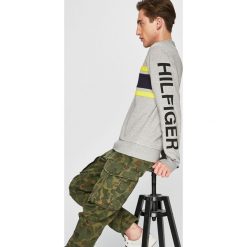 Tommy Hilfiger - Bluza. Szare bluzy męskie TOMMY HILFIGER, m, z nadrukiem, z bawełny, z okrągłym kołnierzem, bez rękawów, bez kaptura. W wyprzedaży za 269,90 zł.