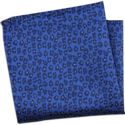 Niebieska Męska Poszetka -ALTIES- w Granatowe Kwiatki, Motyw Florystyczny POSZALTTANIA0387. Niebieskie poszetki męskie Alties, w kwiaty, z materiału, eleganckie. Za 16,90 zł.