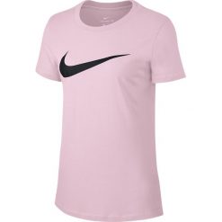 Nike Wmns NSW Swoosh (AR5360-663). Różowe t-shirty damskie Nike, na co dzień, bez wzorów, z bawełny, bez kołnierzyka, bez rękawów. Za 99,99 zł.
