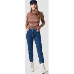 MANGO Luźne jeansy mom - Blue. Niebieskie spodnie damskie z wysokim stanem marki Mango, z jeansu, z podwyższonym stanem. Za 141,95 zł.