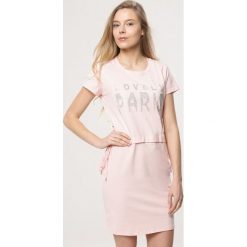 Różowa Sukienka Two Truths. Różowe sukienki damskie marki Born2be, s, bez wzorów, bez kołnierzyka, bez rękawów, mini. Za 49,99 zł.