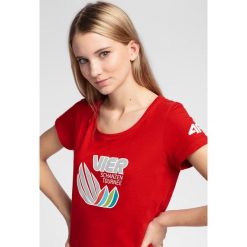 Koszulka damska 4Hills TSD101 - czerwony. Czerwone koszulki damskie s, z nadrukiem, z jersey, z dekoltem na plecach, z krótkim rękawem. W wyprzedaży za 39,99 zł.