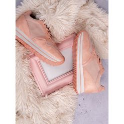MODNE SNEAKERSY NA PLATFORMIE. Różowe sneakersy damskie marki MARQUIZ. Za 53,90 zł.