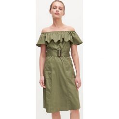 Sukienka hiszpanka z paskiem - Khaki. Brązowe sukienki damskie Reserved, bez wzorów, bez kołnierzyka, bez rękawów. Za 99,99 zł.
