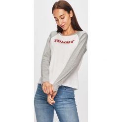 Tommy Hilfiger - Longsleeve. Białe t-shirty damskie TOMMY HILFIGER, s, z nadrukiem, z bawełny, casualowe, z okrągłym kołnierzem. W wyprzedaży za 89,90 zł.