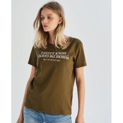 T-shirt z napisem - Khaki. Brązowe t-shirty damskie marki Sinsay, s, z napisami, bez kołnierzyka. Za 19,99 zł.