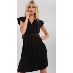 Czarna Sukienka Gaffe. Czarne sukienki damskie Renee, na lato, s, bez wzorów, z tkaniny, bez kołnierzyka, bez rękawów, mini. Za 119,99 zł.