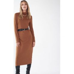 Dzianinowa sukienka z golfem -. Sukienki damskie Mohito, s, bez wzorów, z dzianiny, z golfem, bez rękawów. Za 119,99 zł.