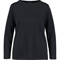 Sweter w kolorze czarnym. Czarne swetry damskie SAMOON, z aplikacjami, prążkowane, bez rękawów, bez kaptura. W wyprzedaży za 172,95 zł.