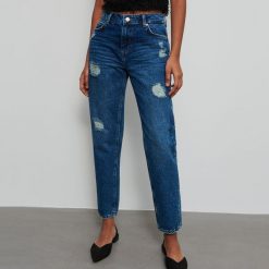 Jeansy boyfriend z przetarciami - Niebieski. Niebieskie jeansy damskie Reserved. W wyprzedaży za 49,99 zł.