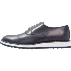 Florsheim RUMFORD Sznurowane obuwie sportowe blue. Niebieskie buty sportowe męskie marki Florsheim, ze skóry, na sznurówki. W wyprzedaży za 517,30 zł.