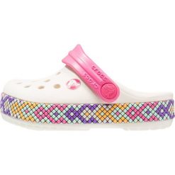 Crocs CROCBAND GALLERY Sandały kąpielowe oyster. Czarne sandały chłopięce marki Crocs, z materiału. Za 149,00 zł.