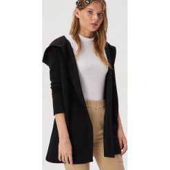 Niezapinana bluza z kapturem - Czarny. Czarne bluzy damskie Sinsay, s, bez wzorów, bez rękawów, z kapturem. Za 49,99 zł.
