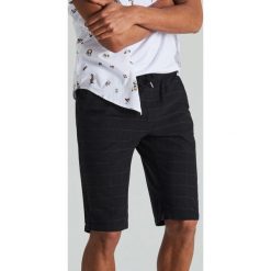 Szorty jogger w kratkę - Czarny. Czarne spodenki i szorty męskie Cropp, m, w kratkę. Za 59,99 zł.