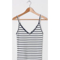 Top z koronką - Granatowy. Niebieskie topy damskie House, xl, w koronkowe wzory, z koronki, bez kołnierzyka. Za 29,99 zł.