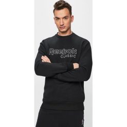 Reebok Classic - Bluza. Czarne bluzy męskie s, z nadrukiem, z elastanu, z okrągłym kołnierzem. W wyprzedaży za 169,90 zł.