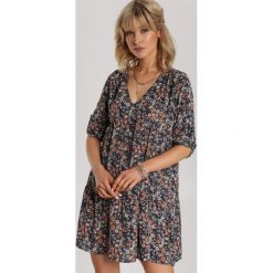 Granatowa Sukienka Genehaneh. Niebieskie sukienki damskie Renee, s, bez wzorów, bez kołnierzyka, bez rękawów, mini. Za 139,99 zł.