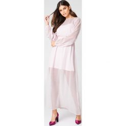 NA-KD Boho Szyfonowa sukienka maxi w kropki - Pink. Różowe sukienki damskie marki NA-KD Boho, bez wzorów, z szyfonu, boho, z okrągłym kołnierzem, z długim rękawem, długie, mini. W wyprzedaży za 32,38 zł.