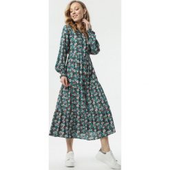 Zielona Sukienka Friends. Zielone sukienki damskie Born2be, s, w kwiaty, z okrągłym kołnierzem, bez rękawów, długie, midi, rozkloszowane. Za 79,99 zł.
