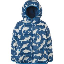 Kurtka przejściowa "Toasty" w kolorze niebiesko-białym. Niebieskie kurtki niemowlęce Frugi, bez wzorów, bez kaptura. W wyprzedaży za 135,95 zł.