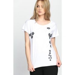 Biały T-shirt Getting Over. Białe bluzki damskie marki Born2be, xl, z nadrukiem, z okrągłym kołnierzem. Za 59,99 zł.