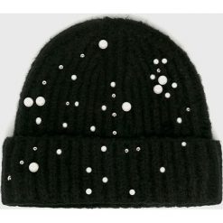 Pieces - Czapka. Czarne czapki damskie marki Pieces, na zimę, bez wzorów, z elastanu. W wyprzedaży za 39,90 zł.