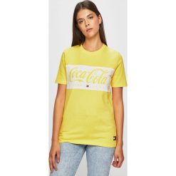 Tommy Jeans - Top x Coca-Cola. Żółte bluzki damskie Tommy Jeans, s, z nadrukiem, z bawełny, z okrągłym kołnierzem. W wyprzedaży za 189,90 zł.